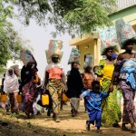 Nigéria - Femmes revenant d'une distribution de nourriture faite par l'Église catholique Sainte Teresa