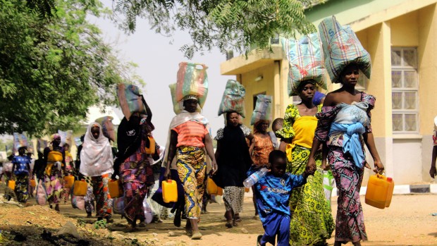 Nigéria - Femmes revenant d'une distribution de nourriture faite par l'Église catholique Sainte Teresa
