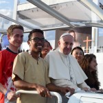 Le pape Françoois entouré de jeunes dans sa papamobile