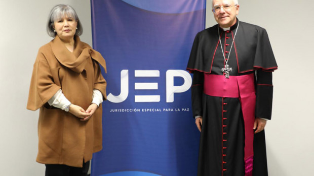 présidente de la Juridiction spéciale pour la paix, Patricia Linares, avec le nonce apostolique Mgr Luis Mariano Montemayor