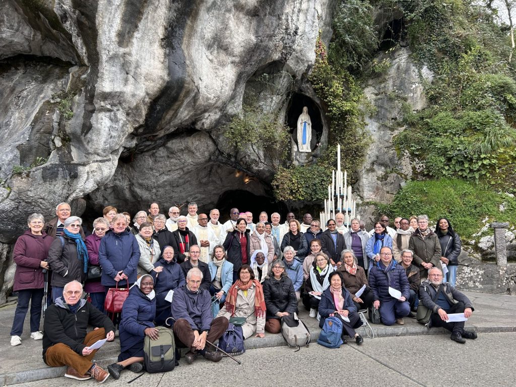 Les participantes et les participants aux Rencontres d'automne devant la Grotte, à Lourdes.