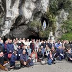 Les participantes et les participants aux Rencontres d'automne devant la Grotte, à Lourdes.