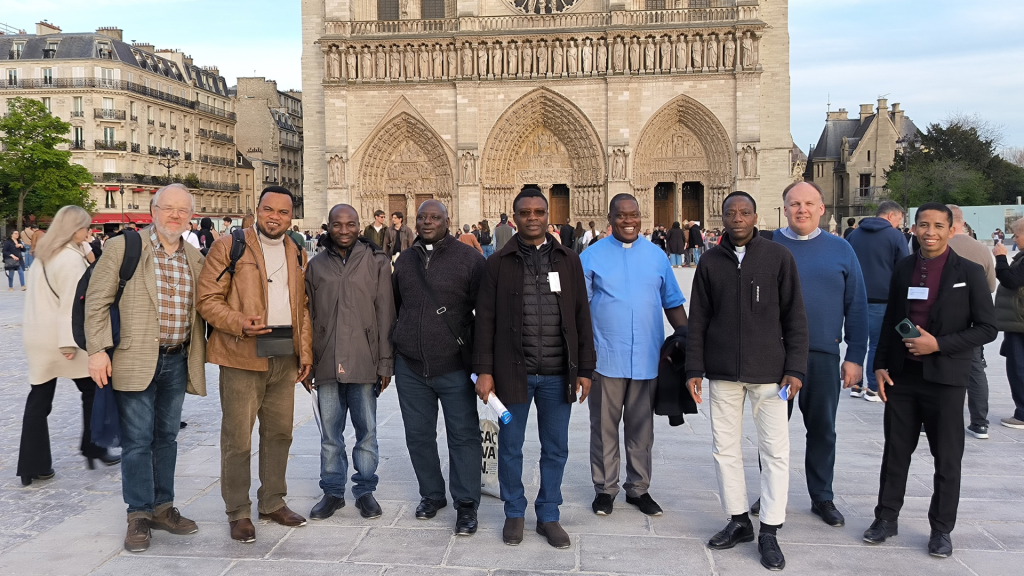 prêtres fidei donum devant Notre-Dame de Paris prêtres fidei donum devant Notre-Dame de Paris