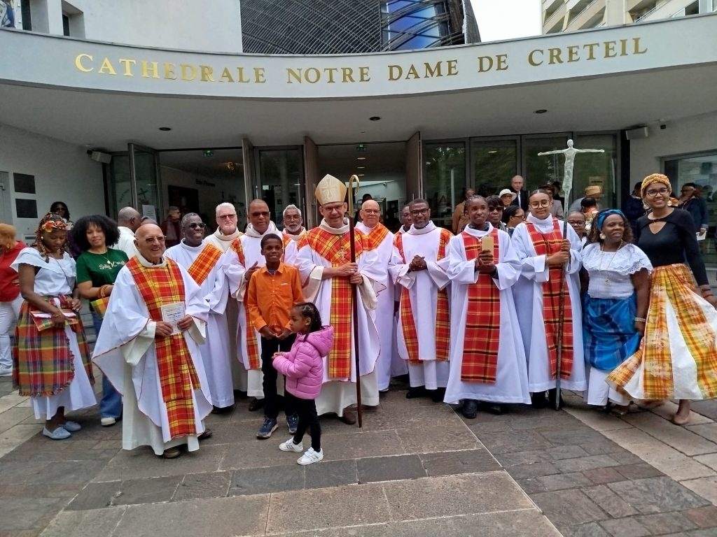 Mgr Blanchet devant la cathédrale de Créteil Mgr Blanchet devant la cathédrale de Créteil