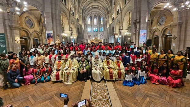 Mgr Marsset à l'église Saint Joseph des Nations avec l'aumonerie tamoule